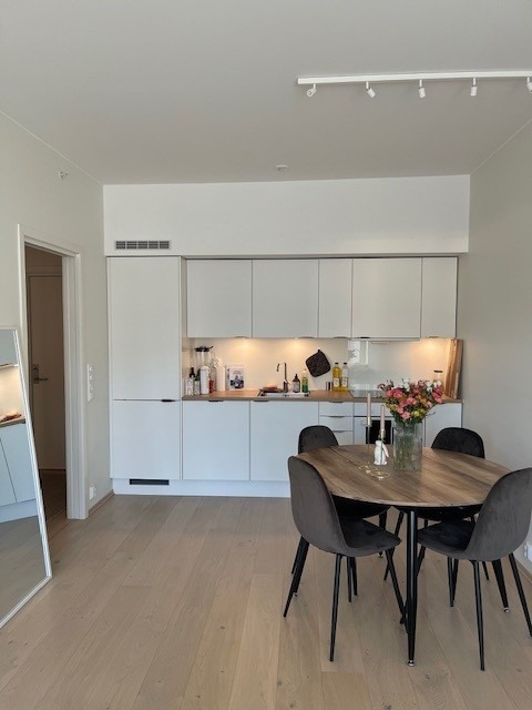 Moderne kjøkken med spisebord